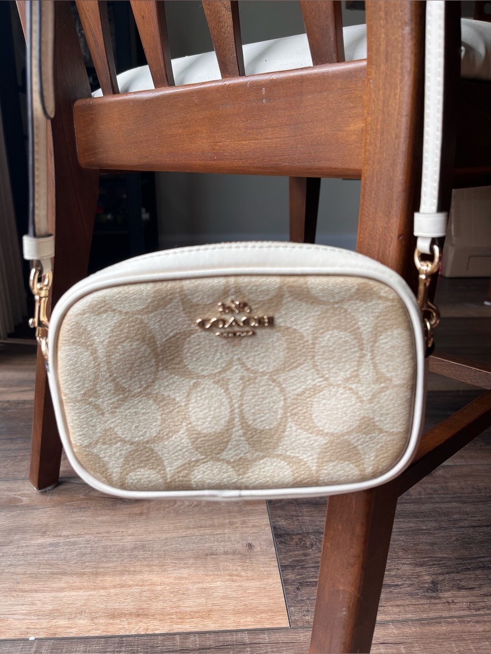 Coach Signature Chalk/khaki crossbody! Gold hardware! Super cute! - Picture 9 of 12